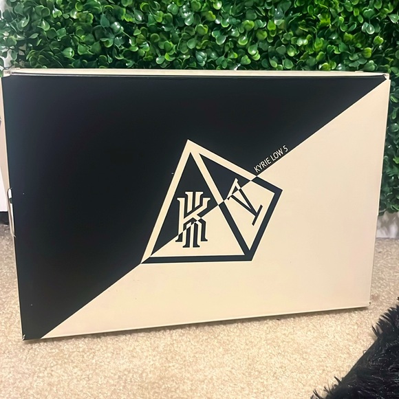 Size 10.5 Nike Kyrie Low White Game Royal With Box Included - Picture 13 of 14